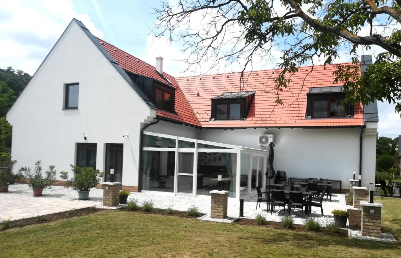 Bed and Breakfast Dreko Panzio & Borbisztro Győrújbarát Exteriér fotografie