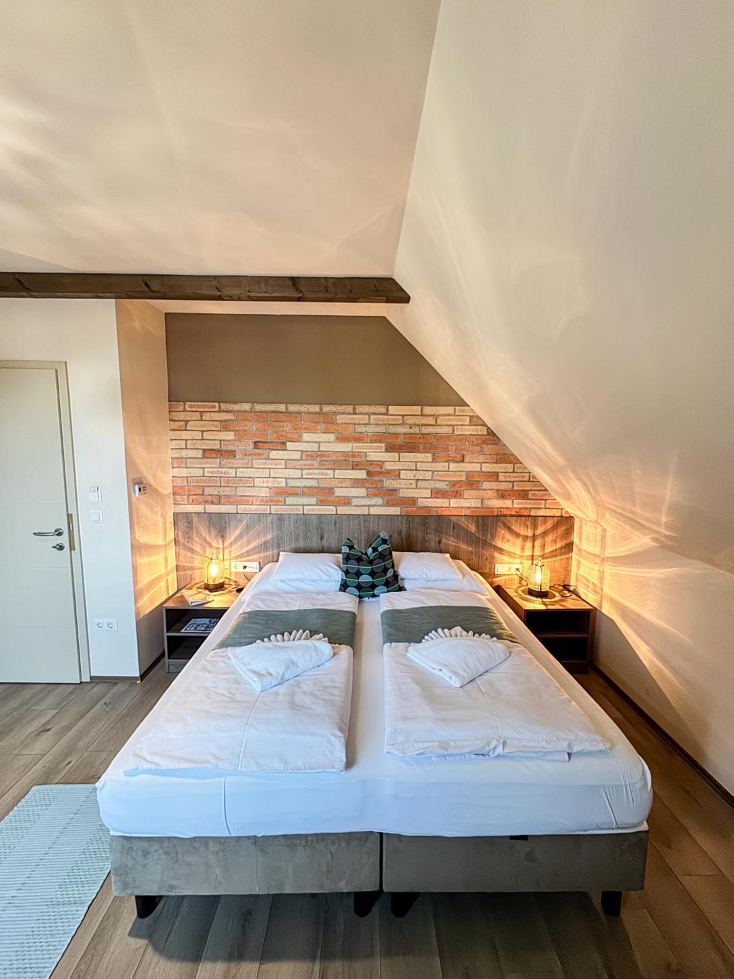 Bed and Breakfast Dreko Panzio & Borbisztro Győrújbarát Exteriér fotografie