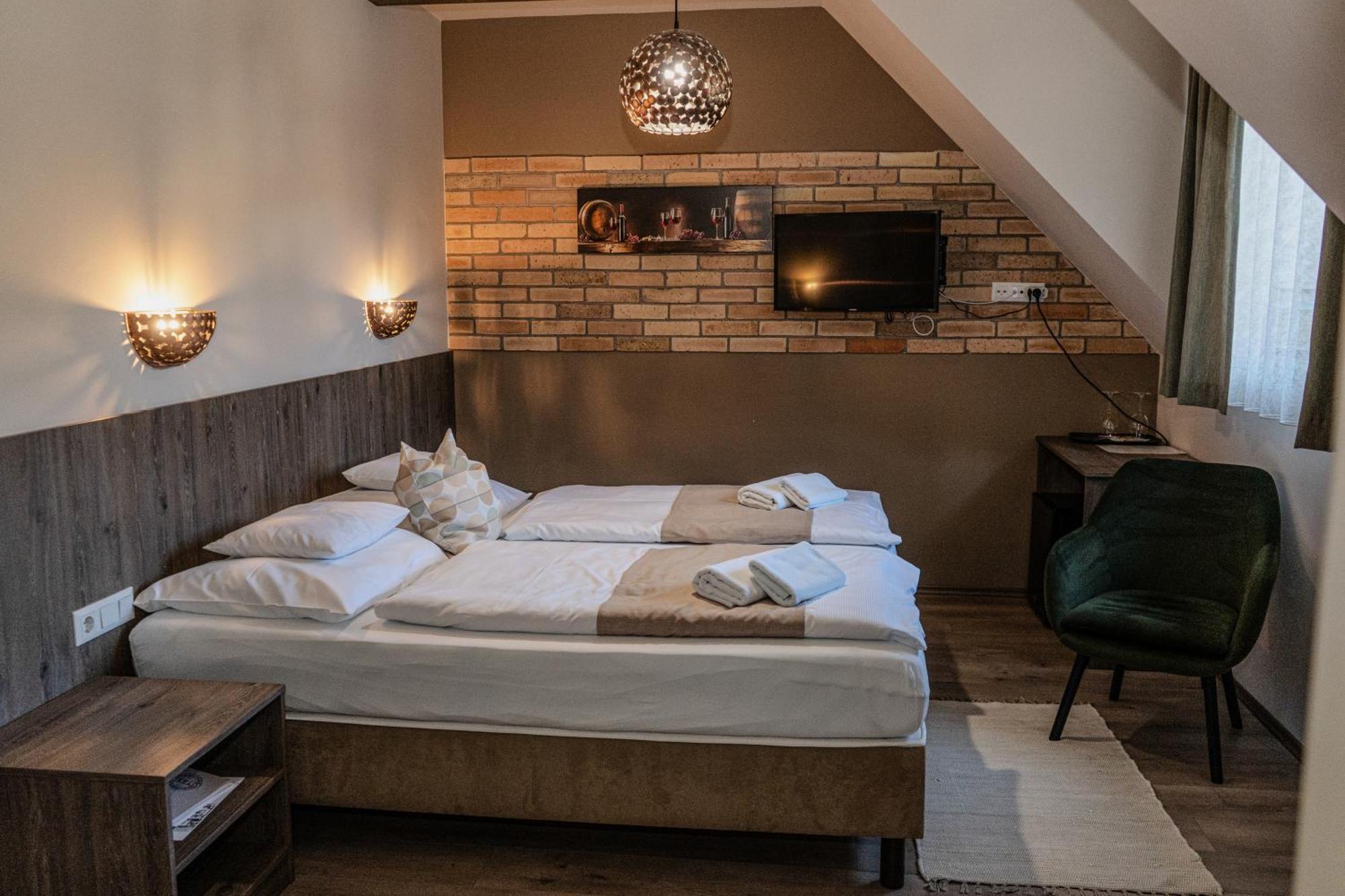 Bed and Breakfast Dreko Panzio & Borbisztro Győrújbarát Exteriér fotografie