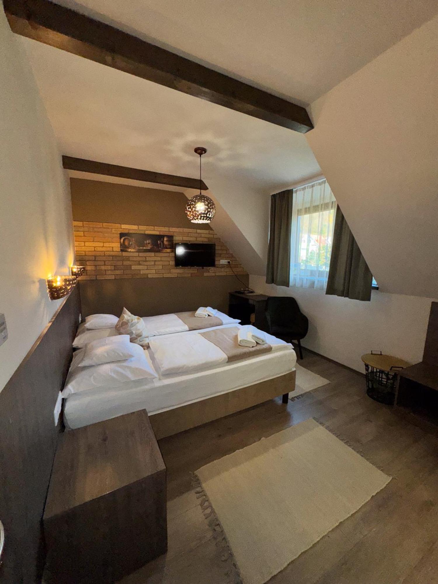 Bed and Breakfast Dreko Panzio & Borbisztro Győrújbarát Exteriér fotografie